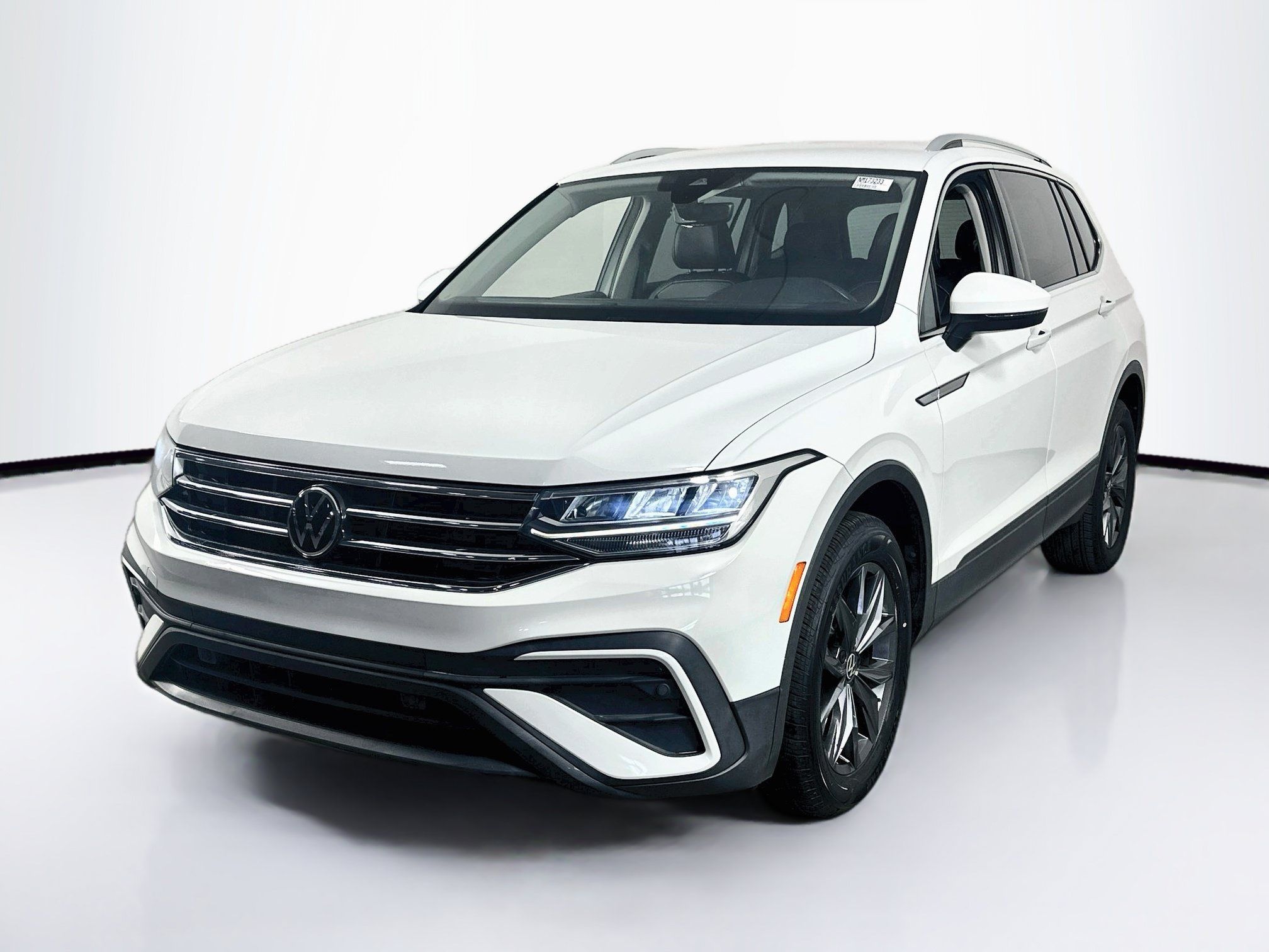 Used 2022 Volkswagen Tiguan SE FWD image 1