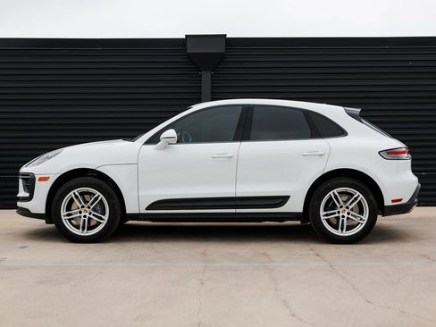 Certified 2022 Porsche Macan image 2