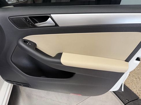 Used 2013 Volkswagen Jetta SE FWD image 23