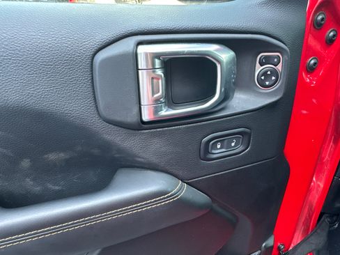 Used 2025 Jeep Wrangler Unlimited Sahara w/ Safety Group AWD/4WD image 8