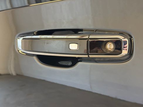 Used 2023 GMC Yukon XL Denali image 10