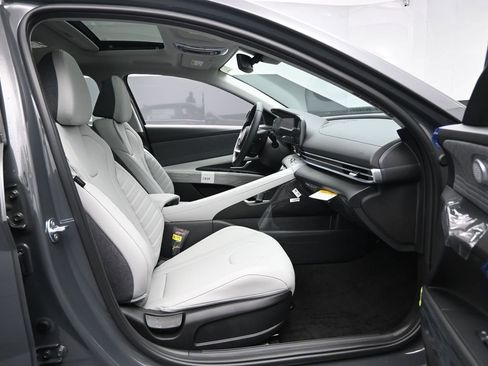 Used 2025 Hyundai Elantra Limited image 33