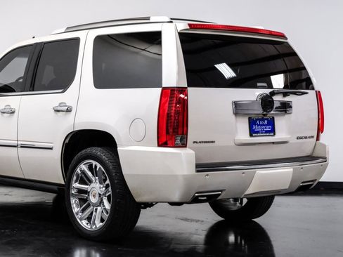 Used 2013 Cadillac Escalade Platinum RWD image 16