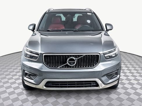 Used 2019 Volvo XC40 T4 Momentum image 2
