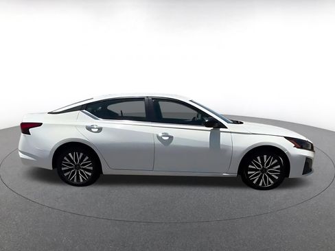 Used 2025 Nissan Altima 2.5 SV FWD image 13