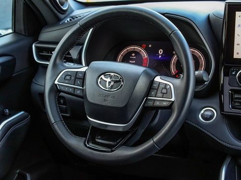 Used 2025 Toyota Highlander XSE AWD/4WD image 24