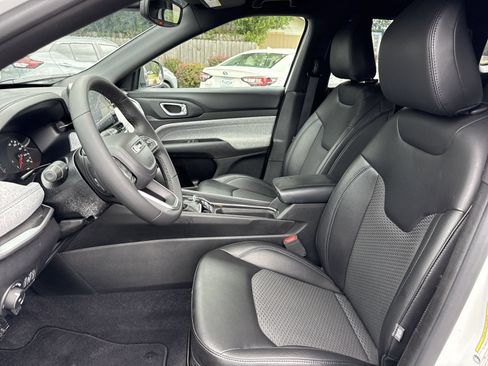 Used 2025 Jeep Compass Latitude AWD/4WD image 9