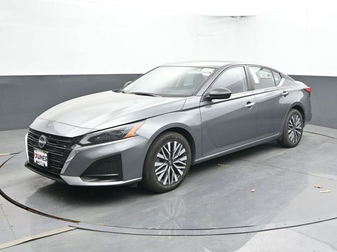 Used 2024 Nissan Altima 2.5 SV AWD/4WD image 8