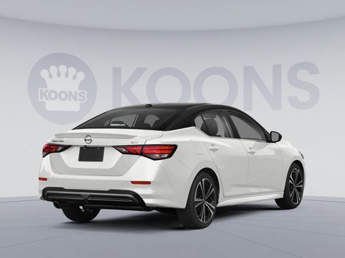 Used 2021 Nissan Sentra SR w/ SR Premium Package image 2