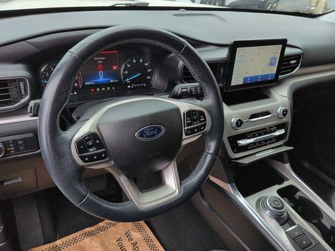 Used 2022 Ford Explorer XLT w/ Equipment Group 202A AWD/4WD image 13