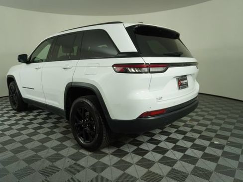 Used 2025 Jeep Grand Cherokee Altitude RWD image 5