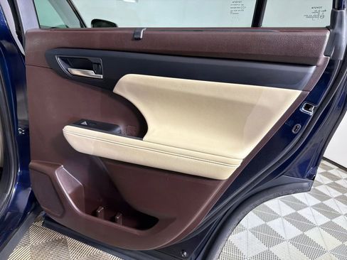 Used 2021 Toyota Highlander XLE image 17