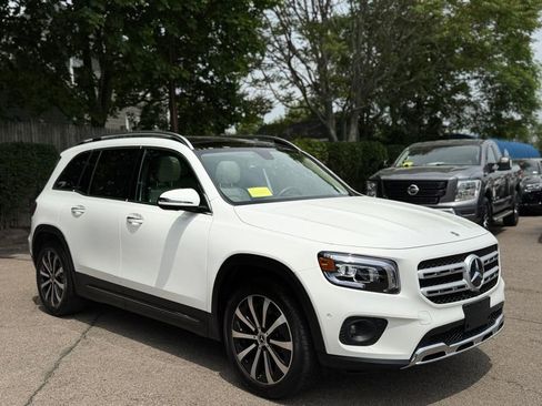 Used 2023 Mercedes-Benz GLB 250 4MATIC w/ Premium Package image 8