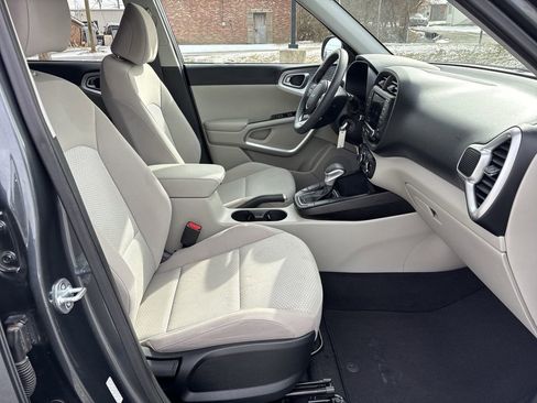 Used 2023 Kia Soul LX image 27