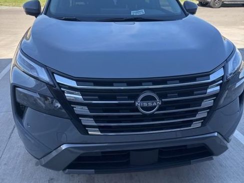 Used 2025 Nissan Rogue SL image 2