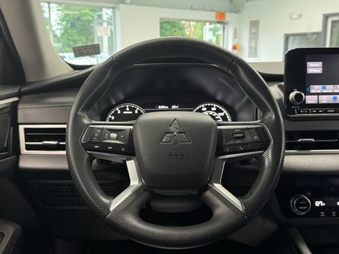 Used 2023 Mitsubishi Outlander ES AWD/4WD image 16