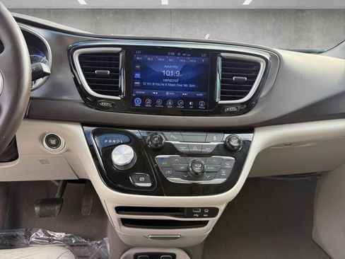 Used 2017 Chrysler Pacifica Touring-L image 3