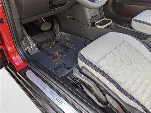 Used 2025 MINI Cooper 2-Door Hardtop image 4