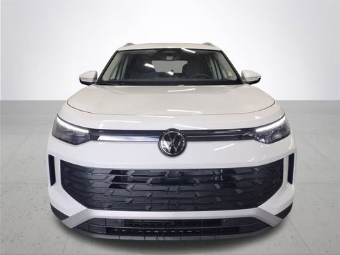 New 2025 Volkswagen Tiguan SE image 3