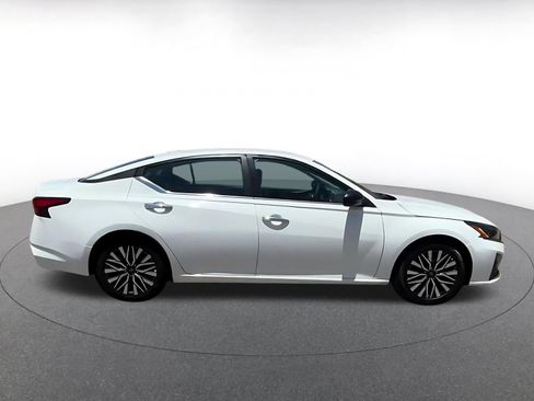 Used 2025 Nissan Altima 2.5 SV FWD image 14