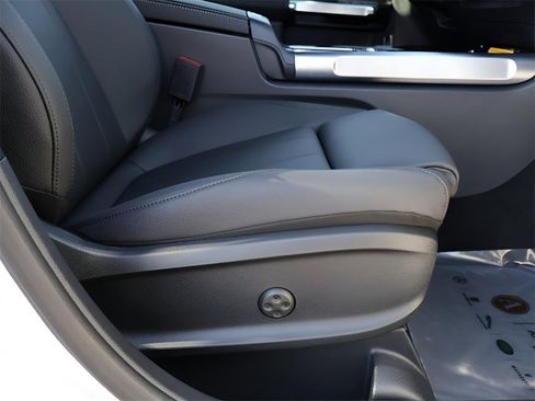 New 2025 Mercedes-Benz GLB 250 4MATIC image 12