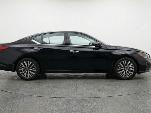 Used 2025 Nissan Altima 2.5 SV FWD image 11