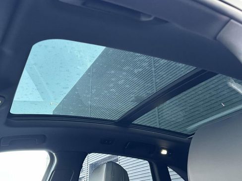 Certified 2025 Porsche Macan AWD/4WD image 18