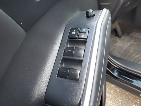 Used 2022 Toyota Highlander XLE AWD/4WD image 17