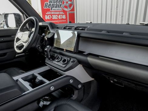 Used 2025 Land Rover Defender 130 X-Dynamic SE image 22