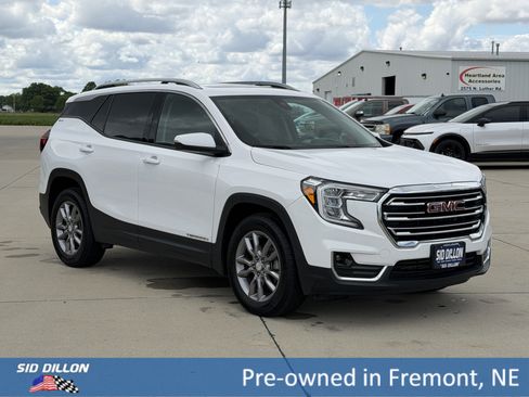 Used 2022 GMC Terrain SLT w/ Infotainment Package II AWD/4WD image 2