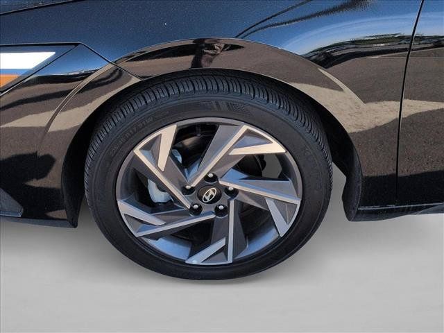 Used 2025 Hyundai Elantra Sport FWD image 29
