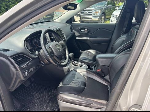 Used 2019 Jeep Cherokee Trailhawk w/ Comfort/Convenience Group AWD/4WD image 2