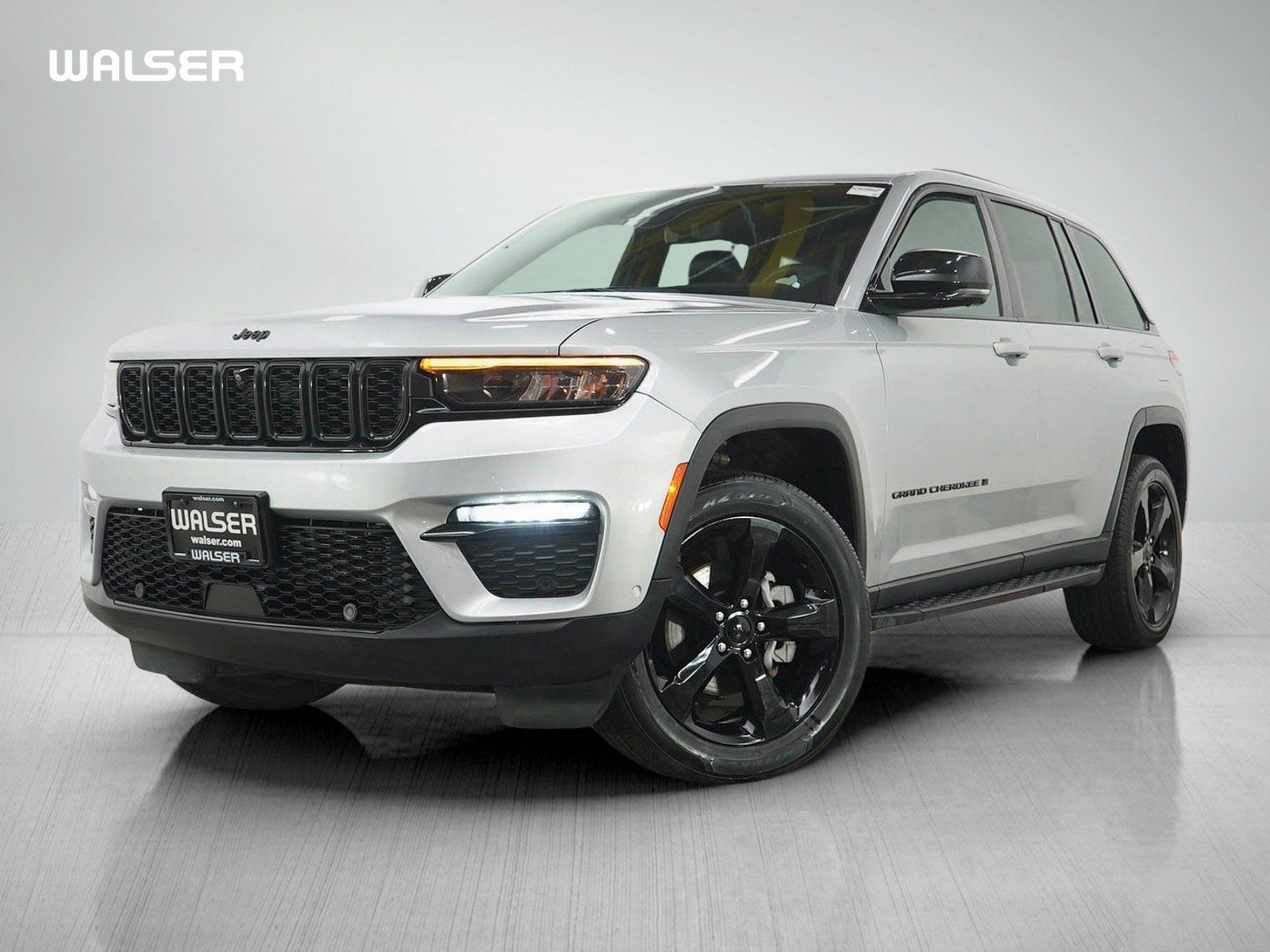 Used 2024 Jeep Grand Cherokee Limited w/ Luxury Tech Group II AWD/4WD image 1