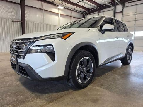 Used 2024 Nissan Rogue SV FWD image 2