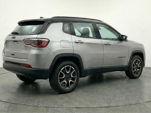 Used 2025 Jeep Compass Trailhawk AWD/4WD image 9