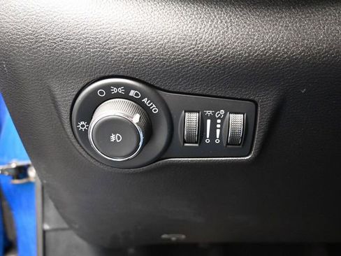 Used 2025 Jeep Compass Limited image 33