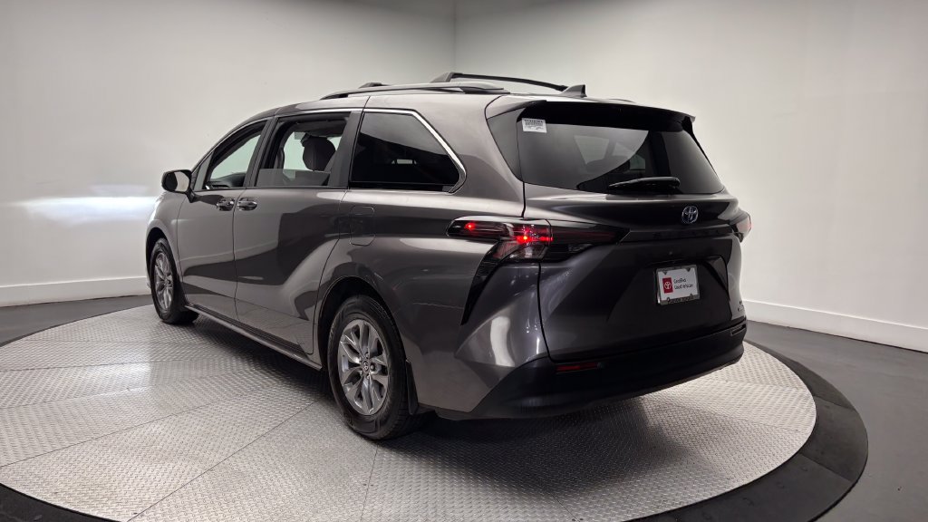 Certified 2024 Toyota Sienna LE FWD image 34
