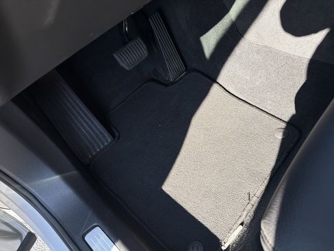 Certified 2025 Volvo XC60 B5 Plus image 17