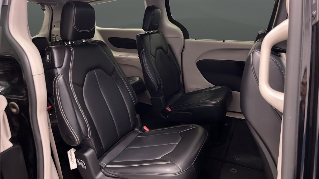 Used 2024 Chrysler Pacifica Touring-L FWD image 24