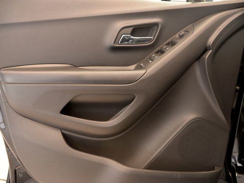 Used 2022 Chevrolet Trax LT w/ LT Convenience Package image 14