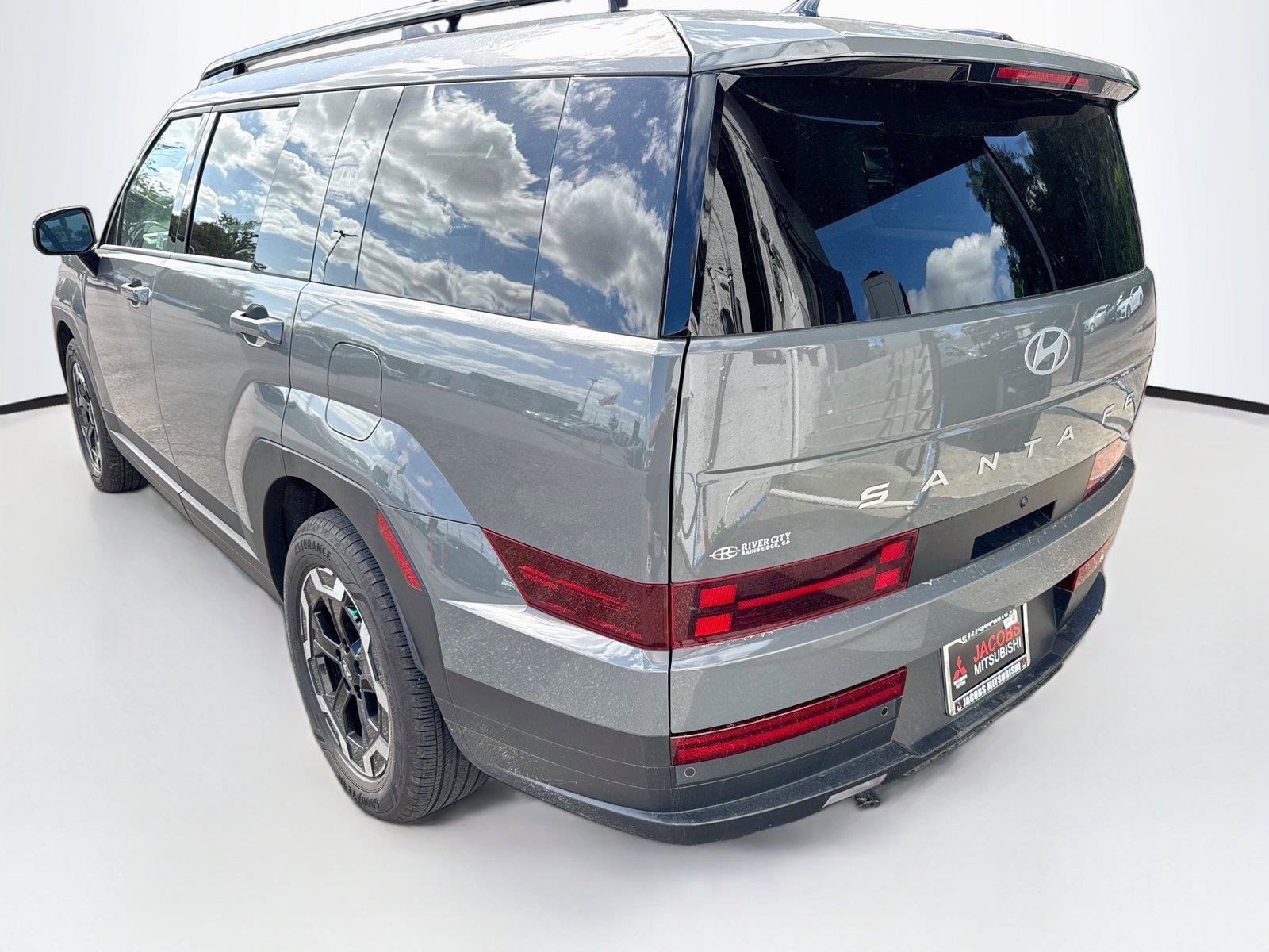 Used 2025 Hyundai Santa Fe SEL FWD image 3
