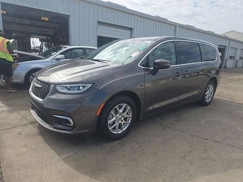Used 2023 Chrysler Pacifica Touring-L FWD image 1