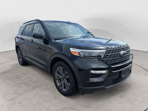 Used 2022 Ford Explorer XLT w/ Equipment Group 202A AWD/4WD image 3