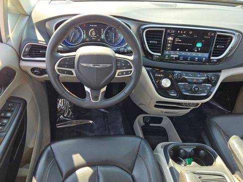 Certified 2023 Chrysler Pacifica Touring-L FWD image 7