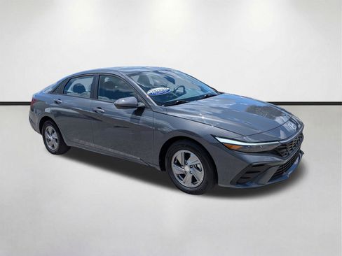 Used 2025 Hyundai Elantra SE FWD image 2