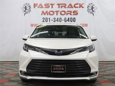 Used 2021 Toyota Sienna XLE w/ XLE Plus Package AWD/4WD image 2