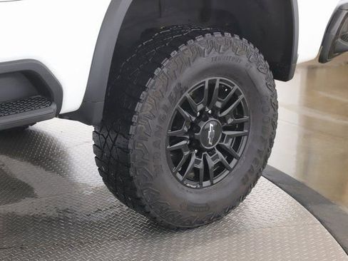 Used 2024 Chevrolet Silverado 2500 ZR2 w/ Technology Package image 14