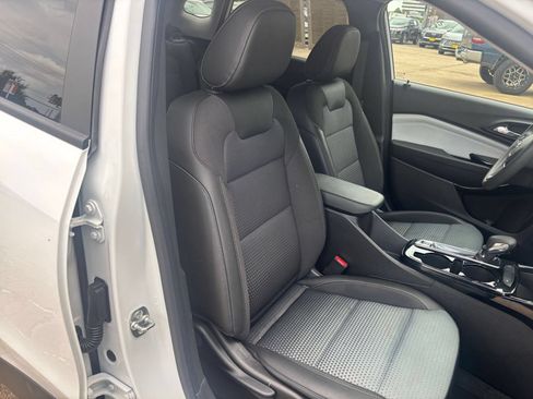 Used 2025 Chevrolet Trax LT FWD image 34