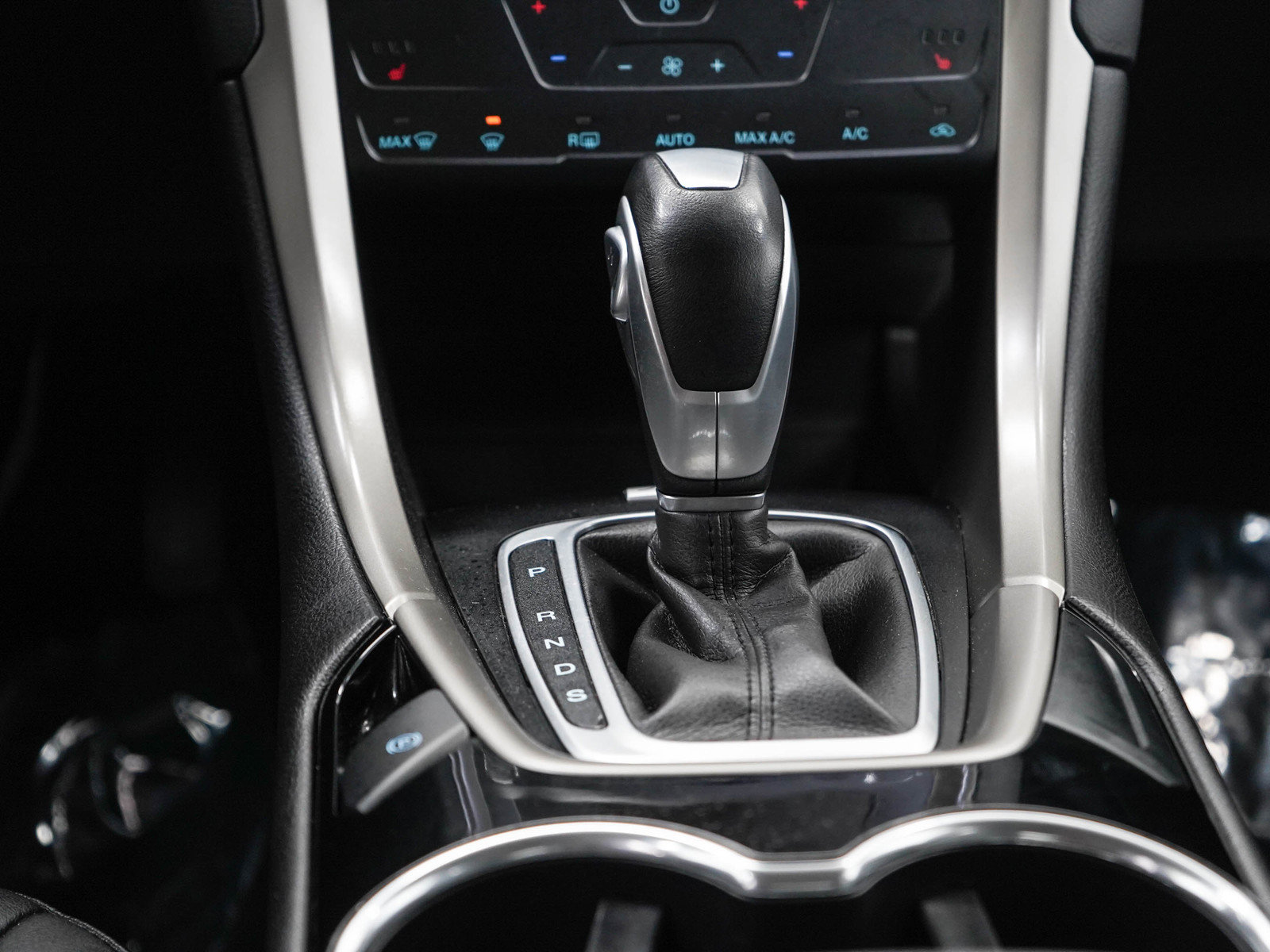 Used 2015 Ford Fusion SE w/ Equipment Group 202A FWD image 17