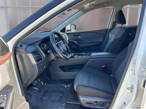 Used 2023 Nissan Rogue SV image 11